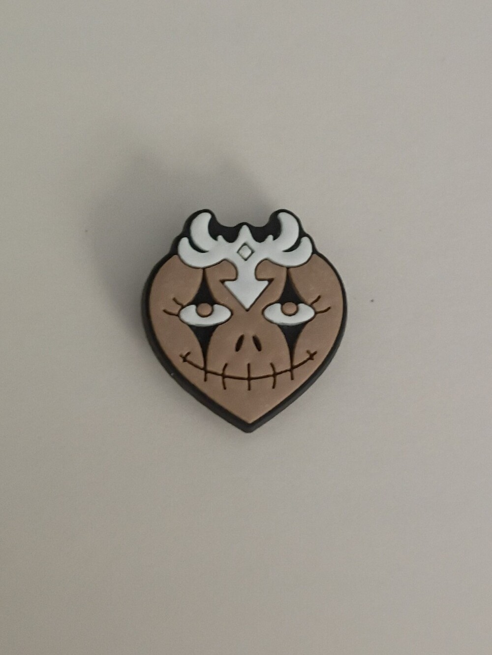 10 for $10 Jibbitz Croc Charm - Heart w/ Face & Headpiece 4 - Tan & White